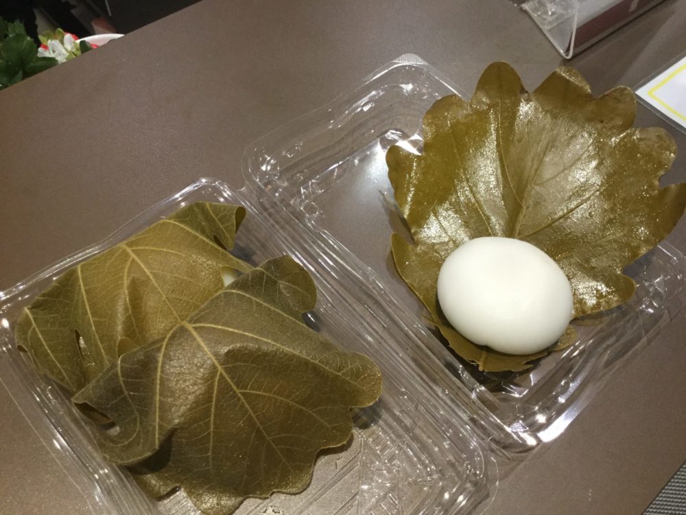 柏餅をお店に並べ始めました！